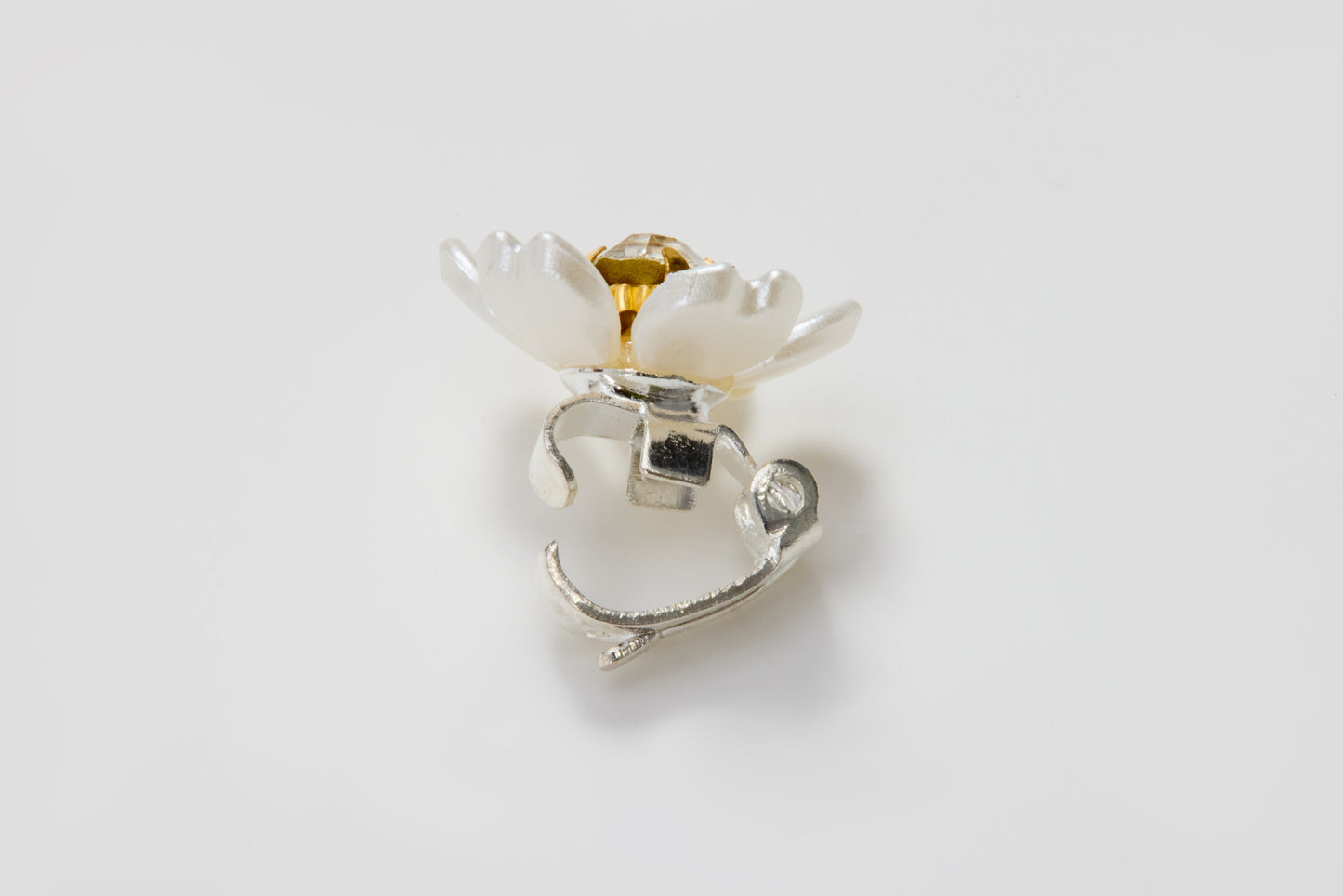 A close-up of a KIKI and JOJO Girls Daisy Crystal Flower Hair Clip from the 6-piece set, shown against a plain white background—perfect for flower girl hair accessories or as a decorative daisy clip.